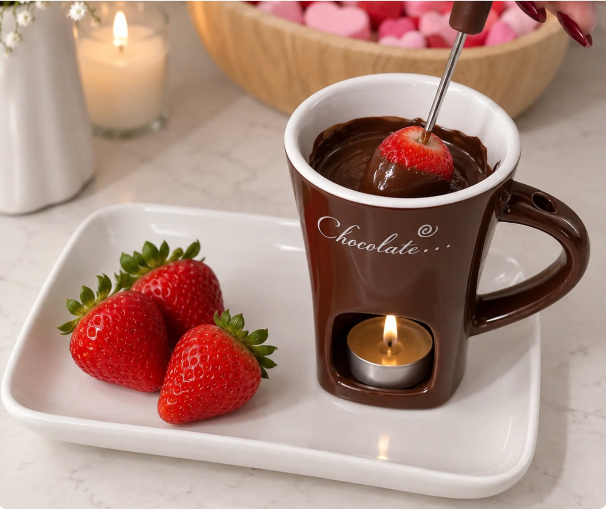 Taza fondue marrón con chocolate fundido y fresas